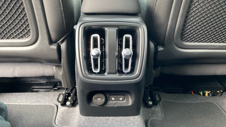 Volvo XC40 2.0 B3P Ultimate Dark 5dr Auto Petrol Estate